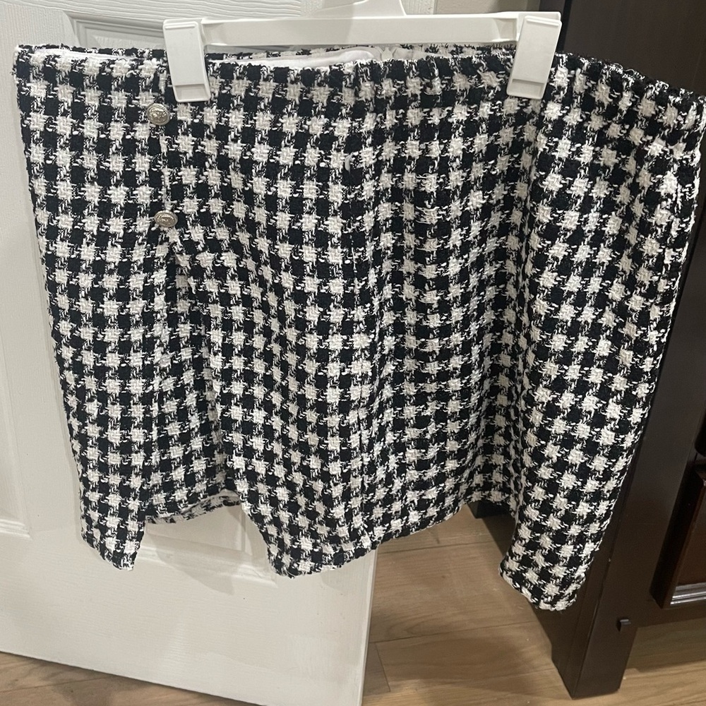 Houndstooth pattern skirt with button detail